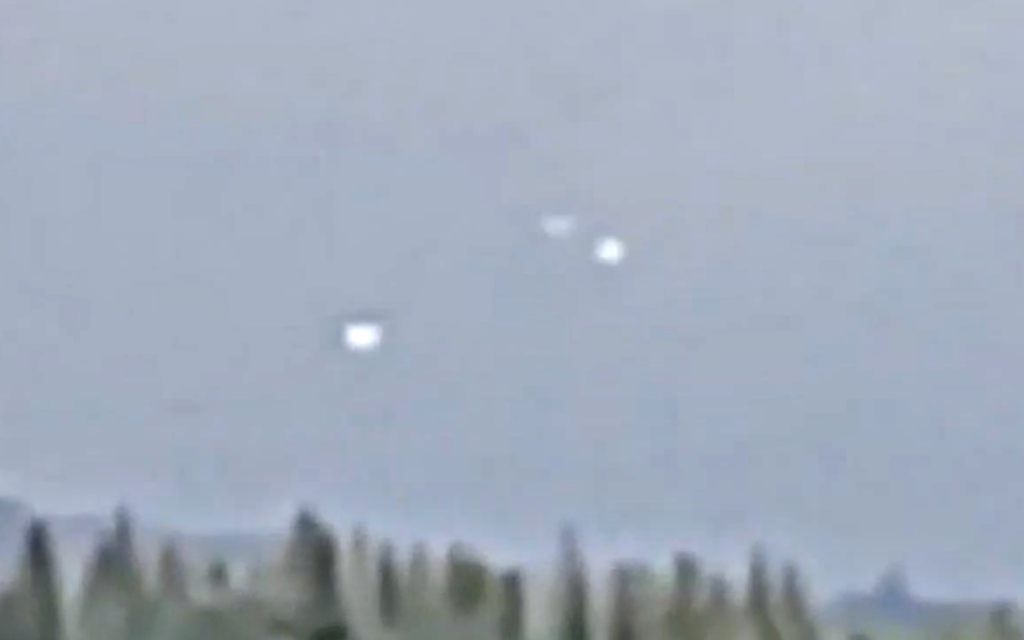 Três OVNIs brancos vistos sobre a floresta após a tempestade, Alberta, Canadá